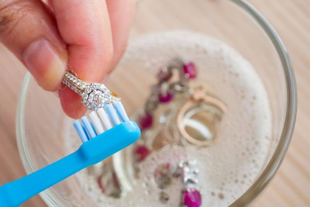 How to do jewelry cleaning at home