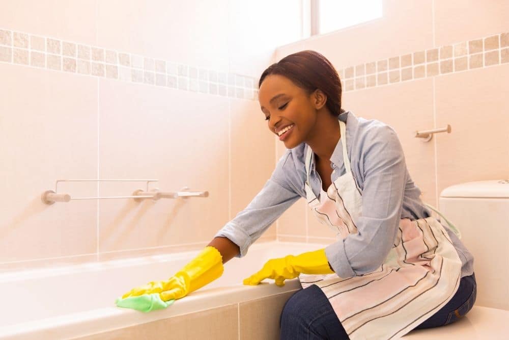 How to keep the bathtub clean and shiny