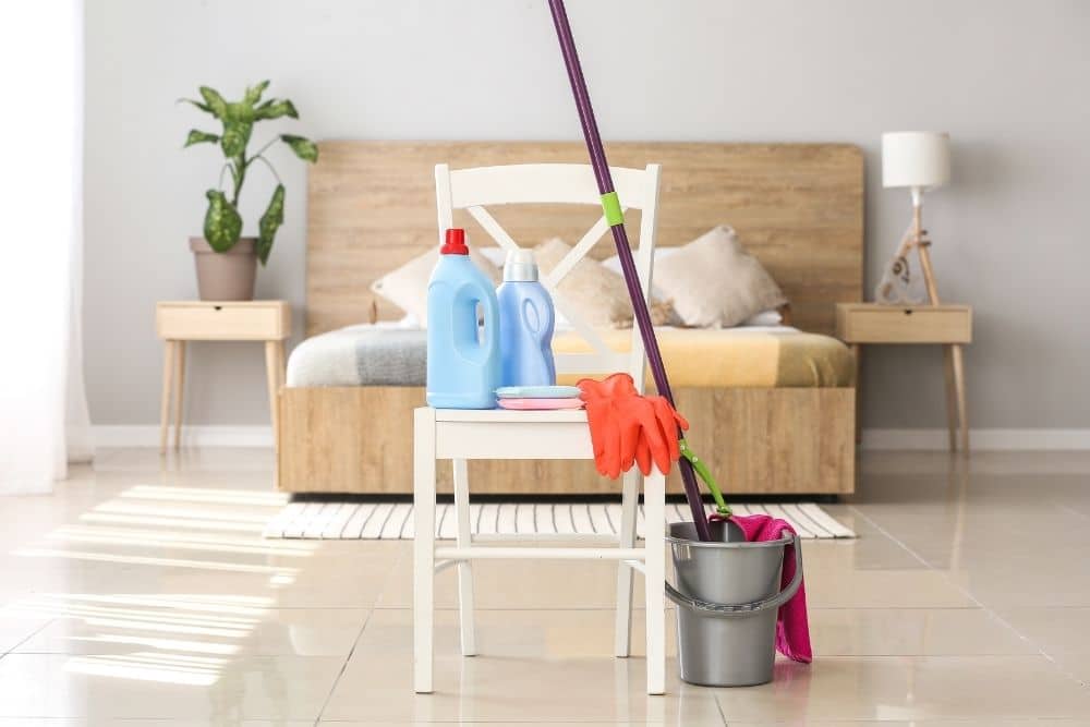 tidy up the bedroom - Bello's Cleaning